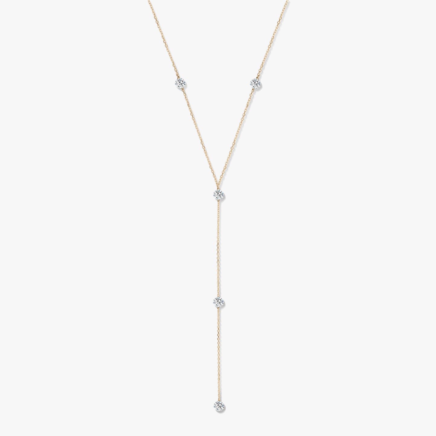 Collana lariat in oro giallo 14K con cinque diamanti rotondi incastonati a castone, su sfondo bianco.