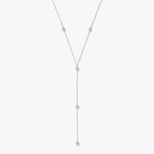 Collana lariat in oro giallo 14K con cinque diamanti rotondi incastonati a castone, su sfondo bianco.