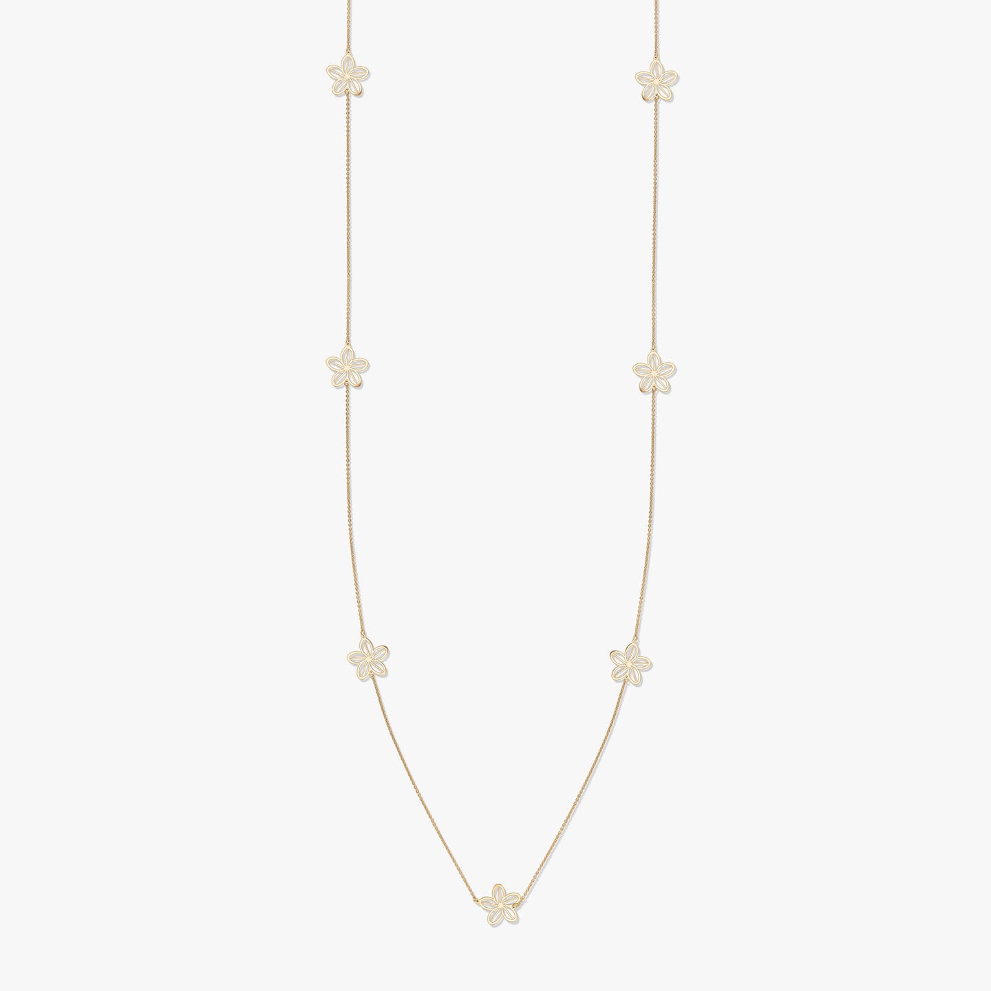 Collana d'oro con motivi floreali su sfondo bianco