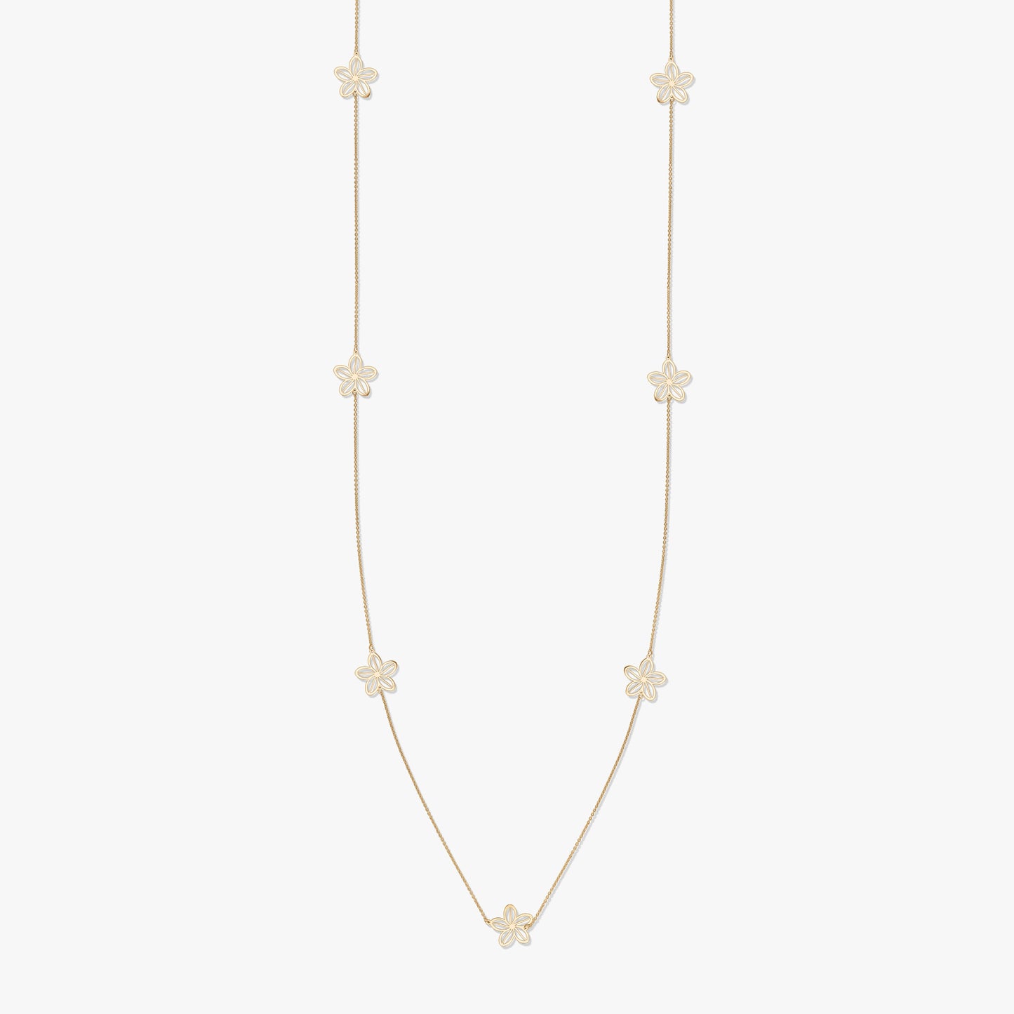 Collana d'oro con motivi floreali su sfondo bianco