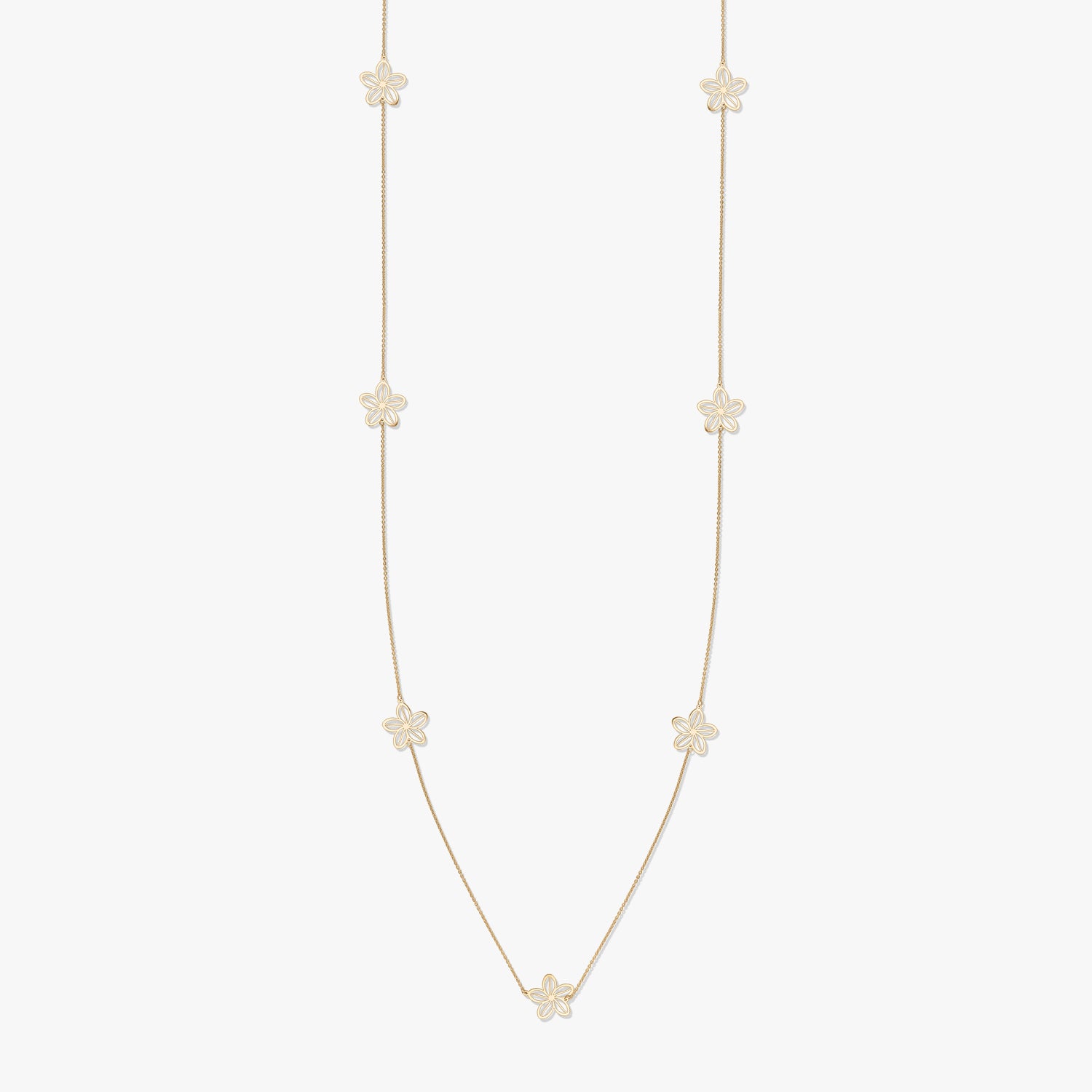 Collana d'oro con motivi floreali su sfondo bianco