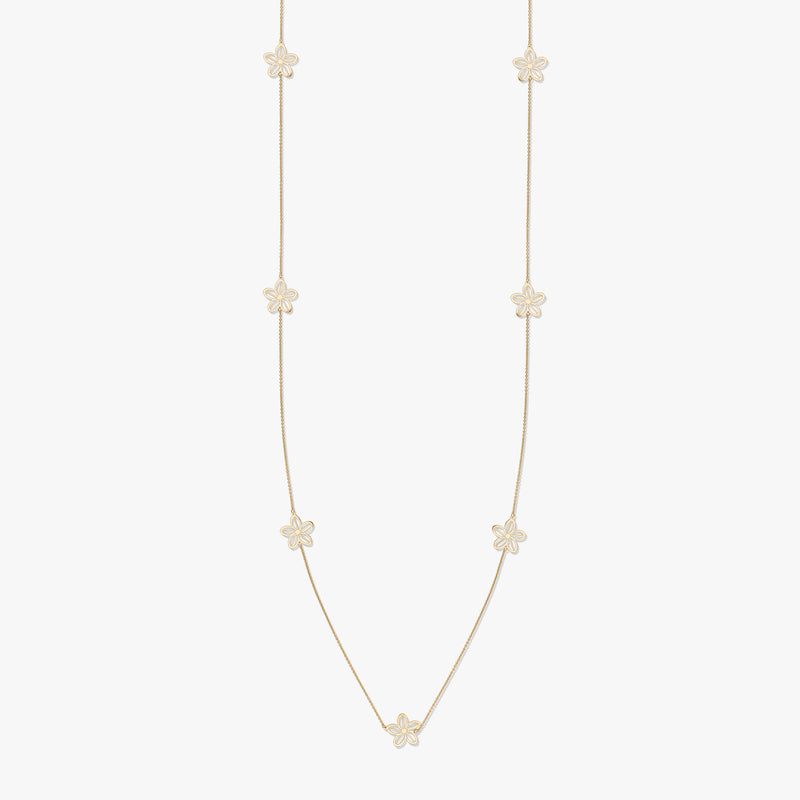 Collana d'oro con motivi floreali su sfondo bianco