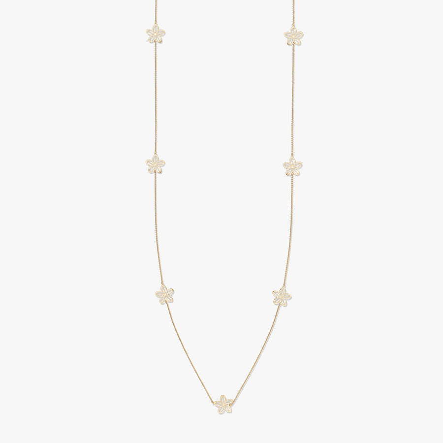 Collana d'oro con motivi floreali su sfondo bianco
