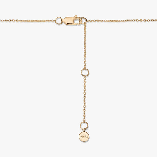Primo piano della chiusura di una collana in argento sterling placcato oro con prolunga regolabile e piccola targhetta rotonda incisa “INDIRA”, su sfondo bianco.