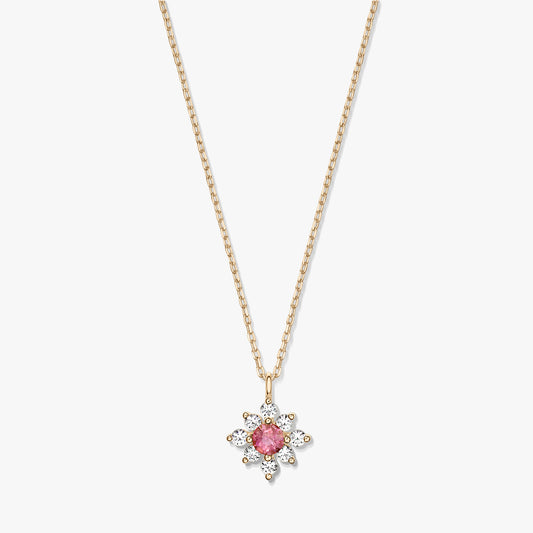 Elegante collana in oro 14K con pendente a fiore con tormalina rosa centrale circondata da zaffiri bianchi su sfondo bianco.