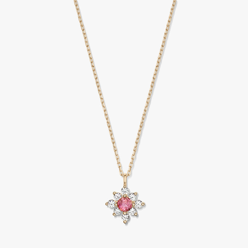 Elegante collana in oro 14K con pendente a fiore con tormalina rosa centrale circondata da zaffiri bianchi su sfondo bianco.