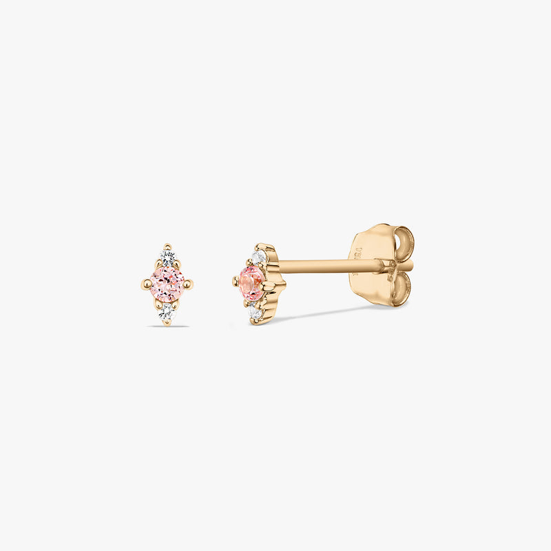 Coppia di orecchini a lobo in oro giallo 14k con morganite rosa al centro e accenti in zaffiro bianco, su sfondo bianco con viste frontale e laterale.