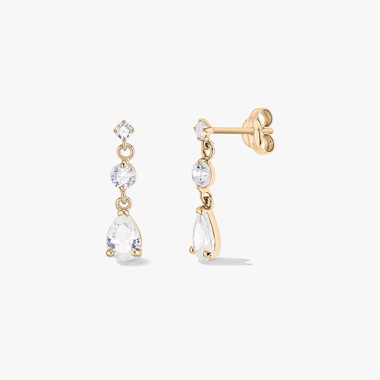 Coppia di orecchini a goccia in oro giallo 14K con tre pietre in zirconia bianca (taglio rotondo e a pera), mostrati frontalmente e lateralmente su sfondo bianco.
