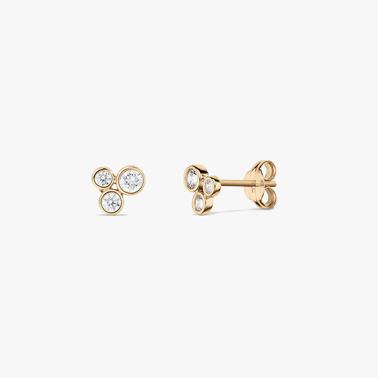 Coppia di orecchini a lobo in oro giallo 14K dal design a bolle, con tre zirconi bianchi rotondi incastonati a castone, mostrati frontalmente e di profilo su sfondo bianco.