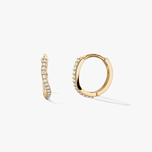 Coppia di orecchini a cerchio huggie in oro giallo 14k con una fila pavé ondulata di zirconi bianchi, su sfondo bianco pulito: una vista laterale e un cerchio aperto per mostrare la chiusura.