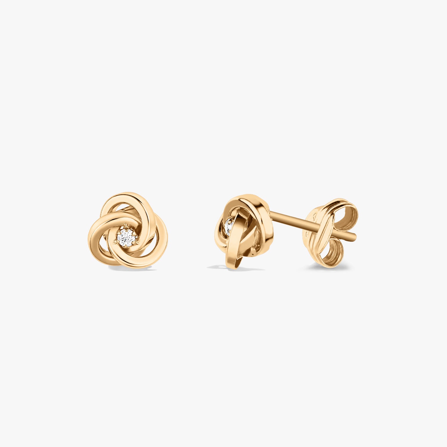 Coppia di orecchini in oro Nodo Eterno con pietre di zirconia su sfondo bianco.