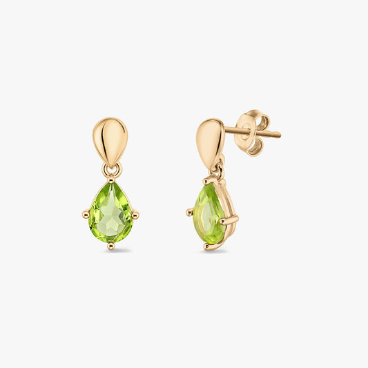 Coppia di orecchini a perno pendenti in argento sterling placcati oro con pietre peridoto taglio a pera su sfondo bianco.