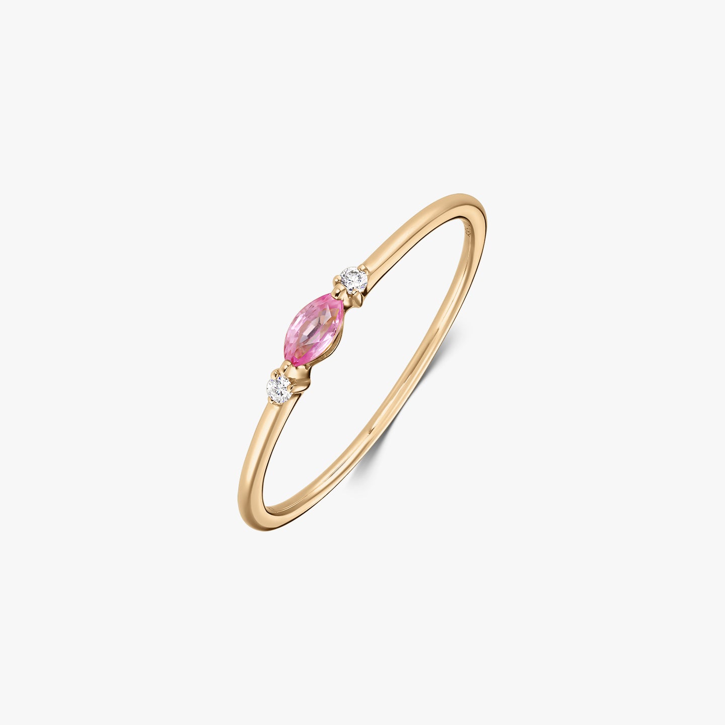 Anello in oro giallo 14k con uno zaffiro rosa taglio marquise al centro tra due piccoli diamanti naturali rotondi, su sfondo bianco.