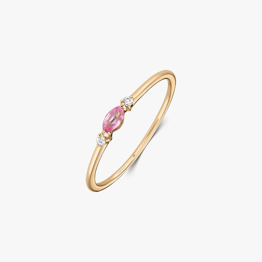 Anello in oro giallo 14k con uno zaffiro rosa taglio marquise al centro tra due piccoli diamanti naturali rotondi, su sfondo bianco.