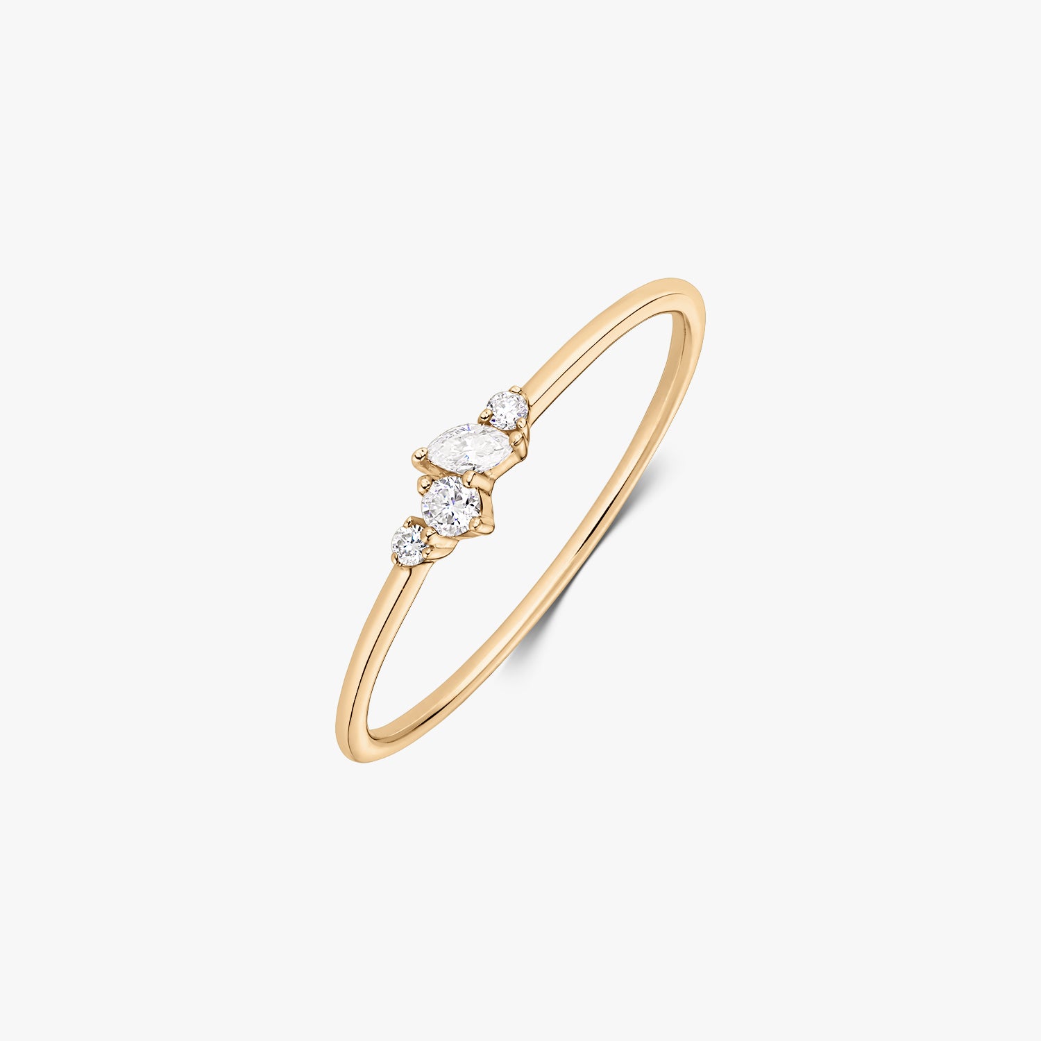 Anello Nova in oro giallo 14K con un delicato grappolo di cinque diamanti bianchi su una fascia sottile, su sfondo bianco.