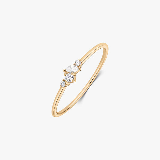 Anello Nova in oro giallo 14K con un delicato grappolo di cinque diamanti bianchi su una fascia sottile, su sfondo bianco.