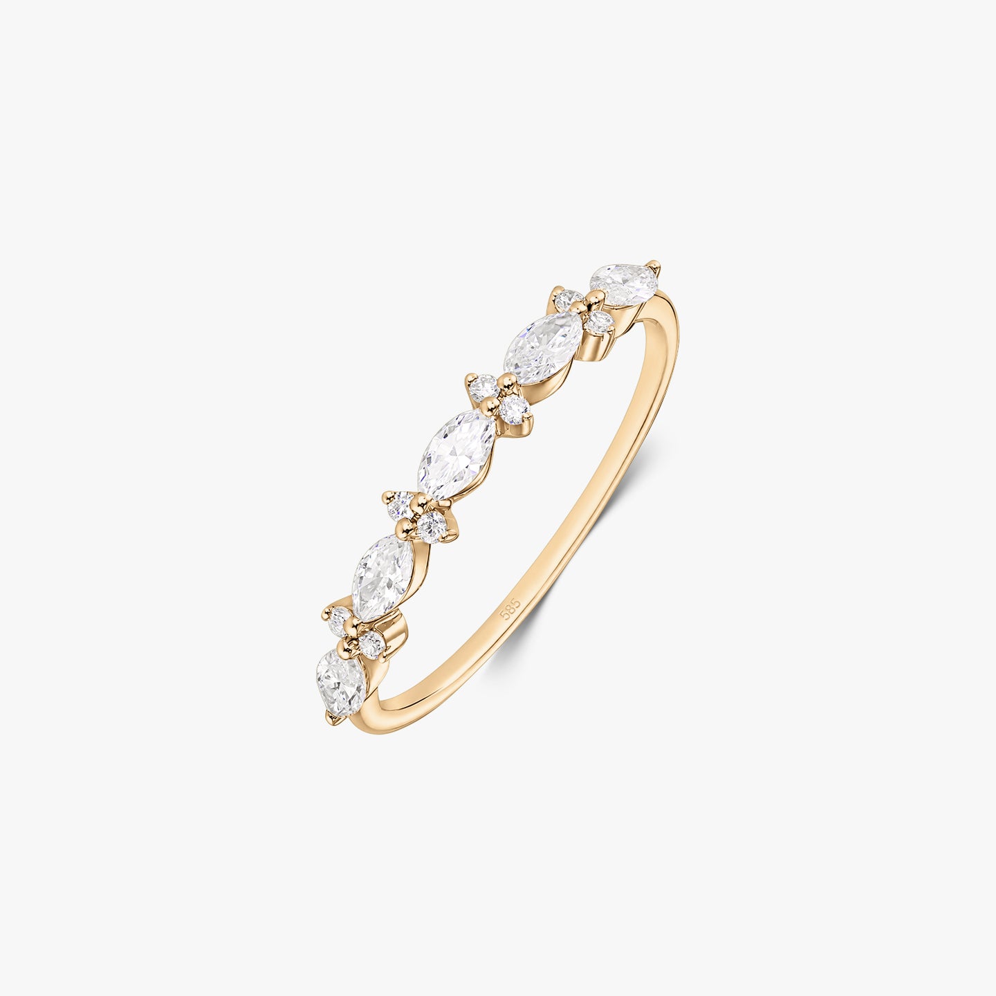 Anello Aurora in oro giallo 14K con diamanti naturali alternati a taglio marquise e rotondo su una fascia sottile, isolato su sfondo bianco.