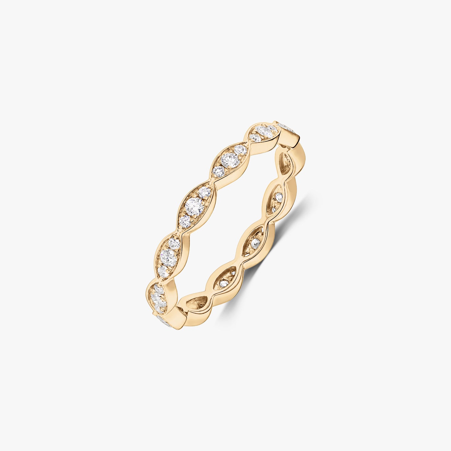 Anello Luna in oro giallo 14K con diamanti naturali rotondi incastonati in maglie a forma di marquise, isolato su sfondo bianco.