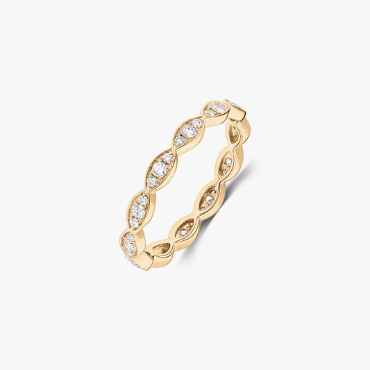 Anello Luna in oro giallo 14K con diamanti naturali rotondi incastonati in maglie a forma di marquise, isolato su sfondo bianco.