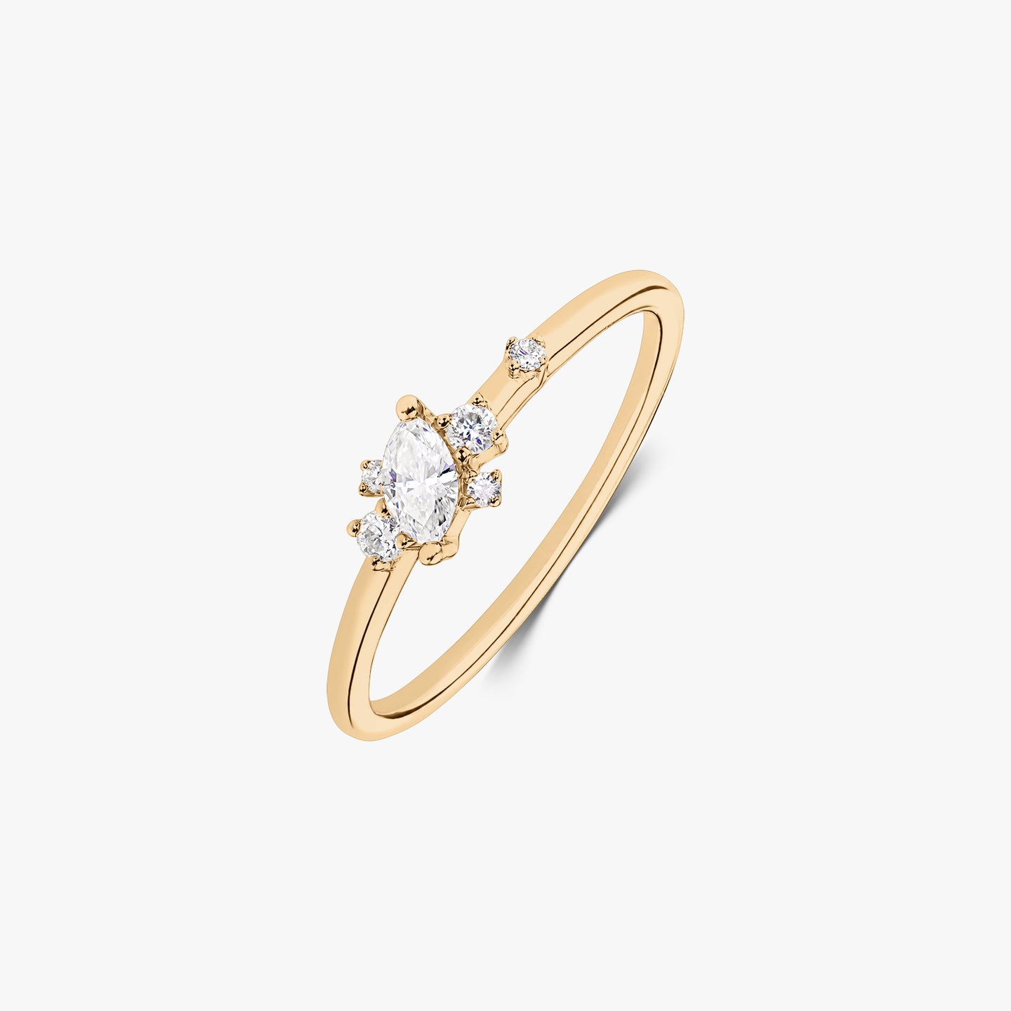 Anello in oro giallo 14k con un diamante centrale a taglio marquise e piccoli diamanti rotondi d'accento su una fascia sottile, isolato su sfondo bianco.