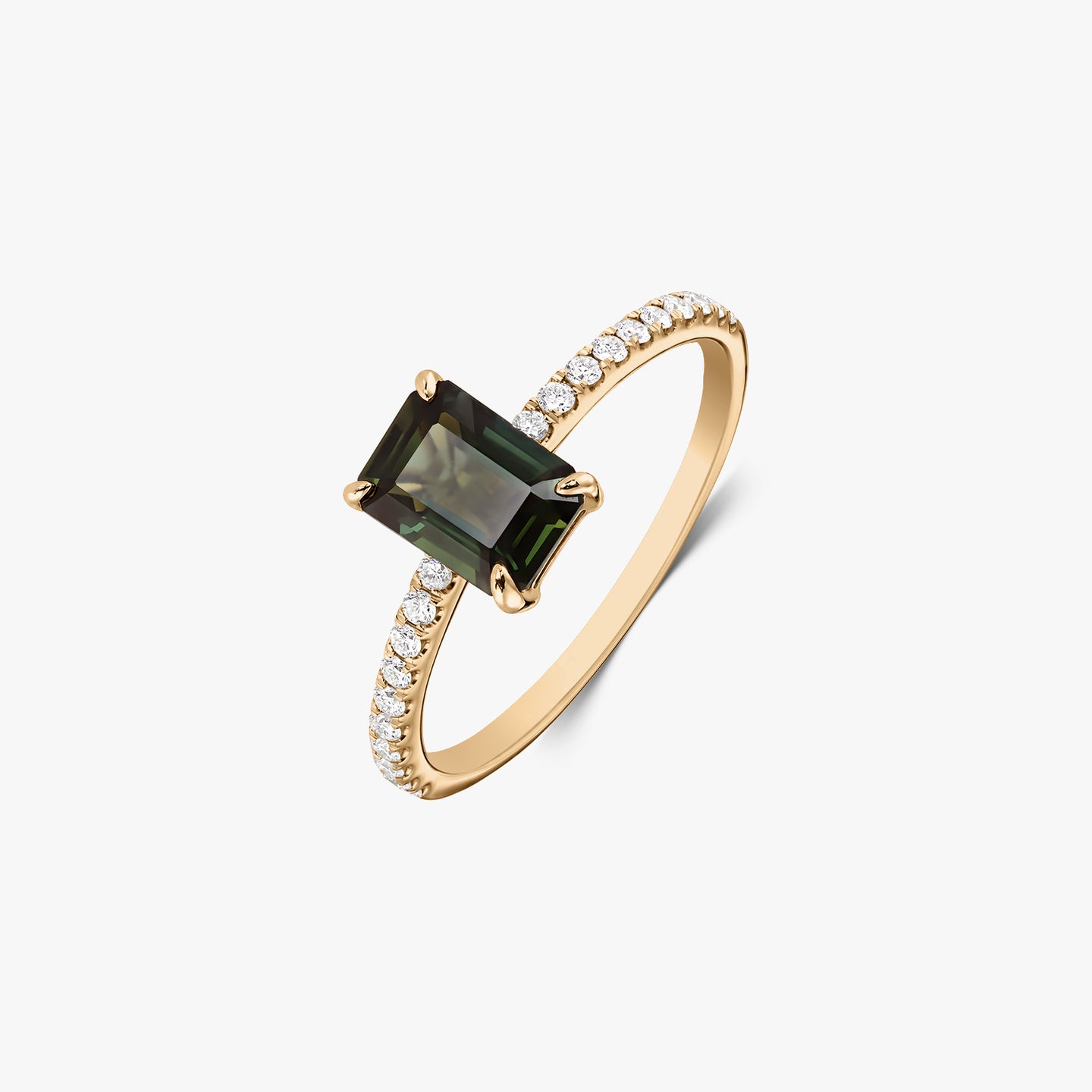 Elegante anello in oro giallo 14K con zaffiro verde taglio smeraldo al centro e diamanti naturali pavé sulla fascia, isolato su sfondo bianco.