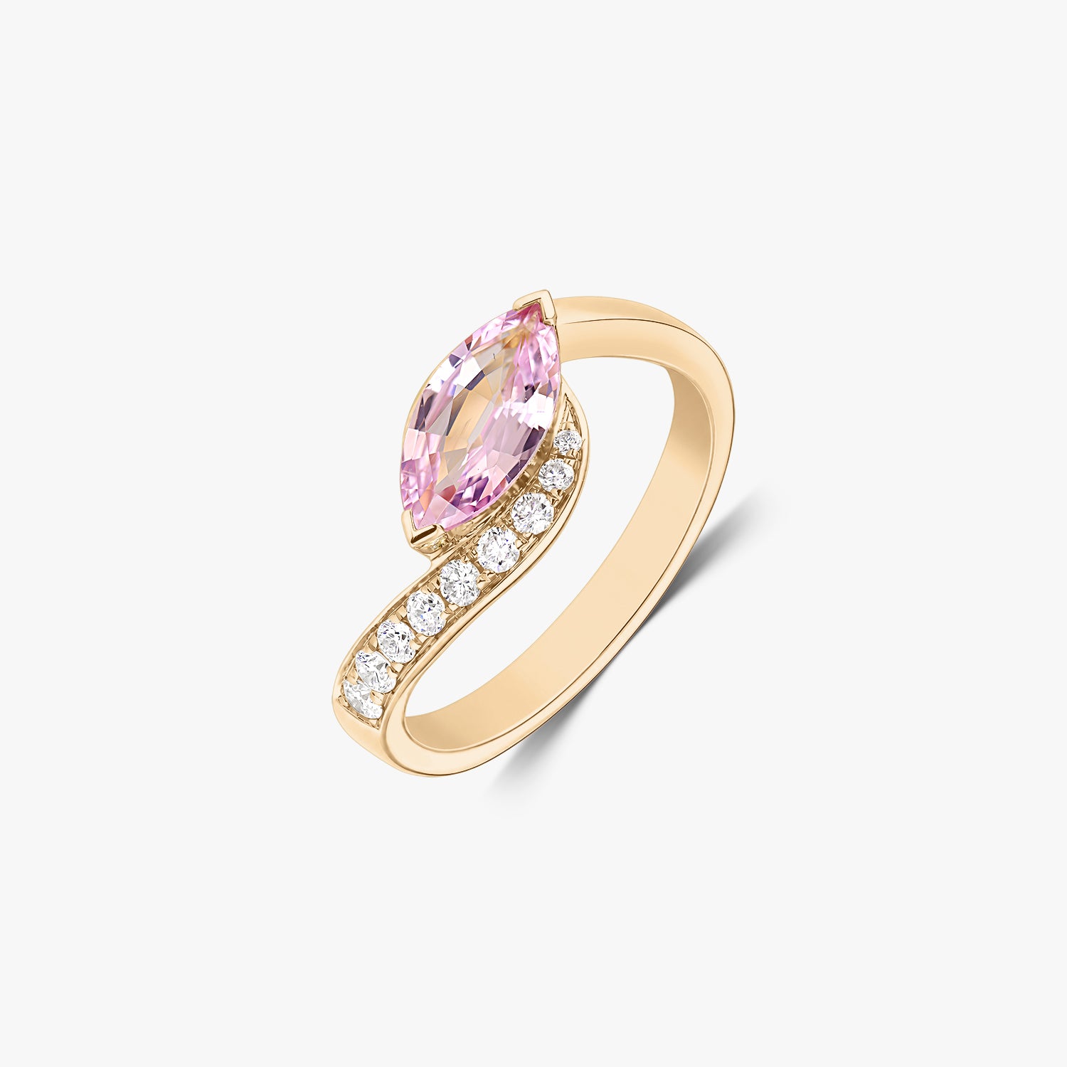 Anello bypass in oro giallo 14K con uno zaffiro rosa taglio marquise e una fila di diamanti naturali, isolato su sfondo bianco.