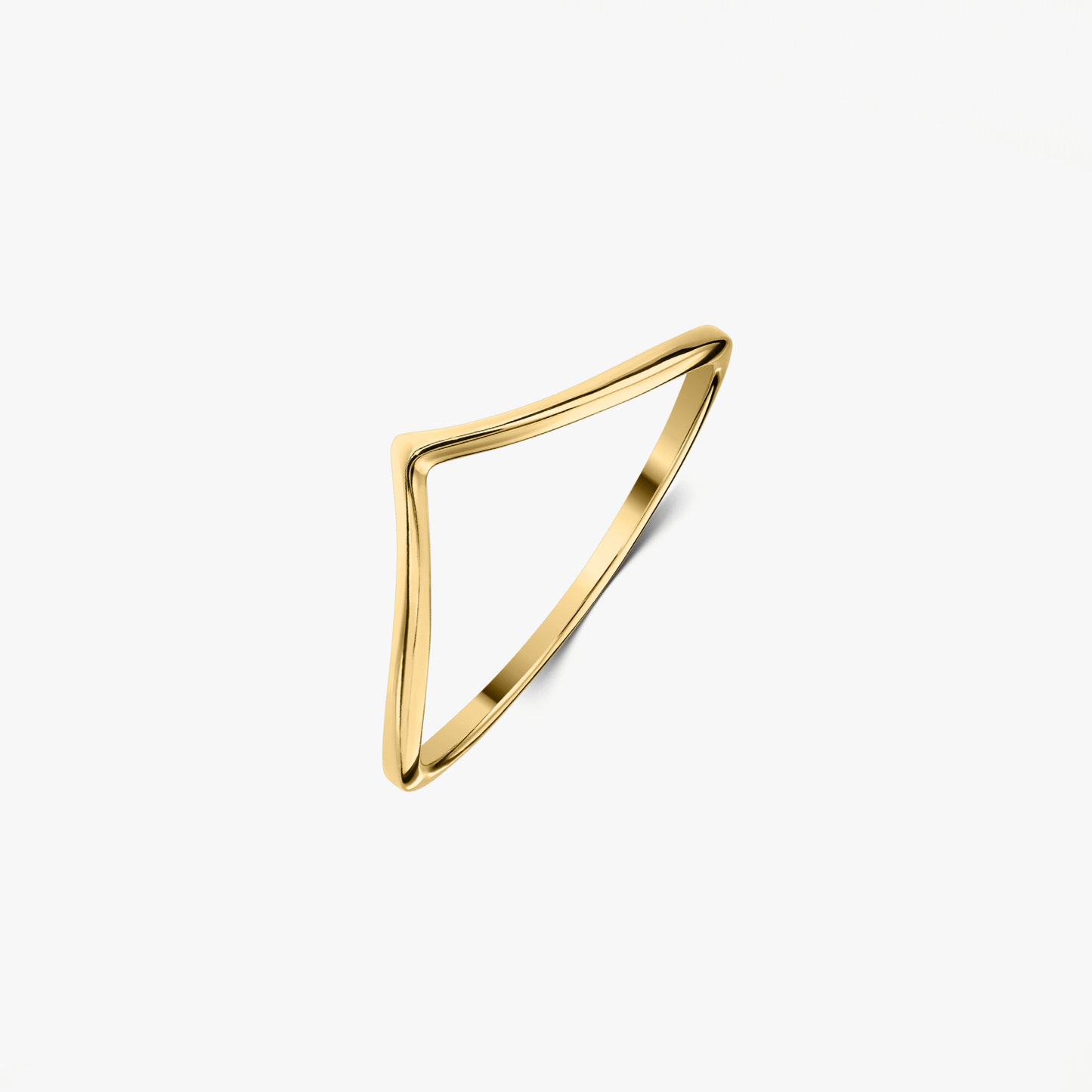 Un anello minimalista in argento placcato oro inclinato su uno sfondo bianco solido.