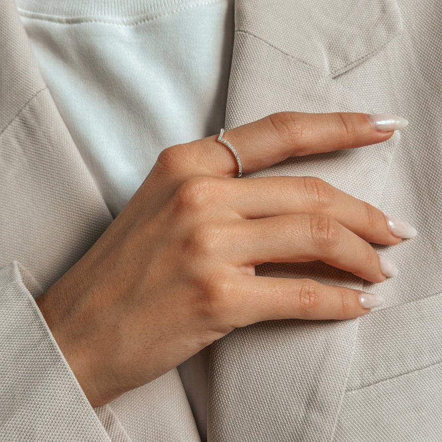 Anello in argento Simple V - Zirconia - Indira