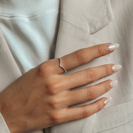 Anello in argento Simple V - Zirconio - Indira