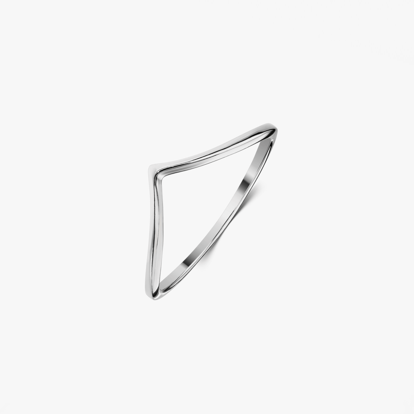 Anello in argento a forma di V con design minimalista su sfondo bianco.