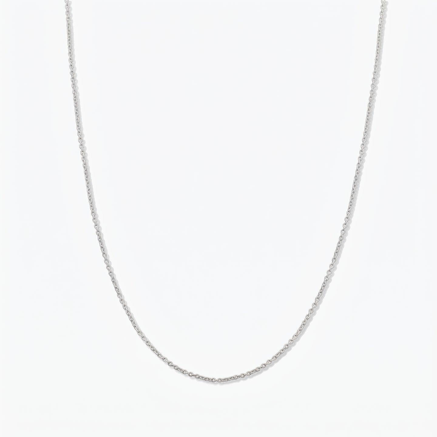 Collana a catena in argento sterling semplice fotografata su sfondo bianco.