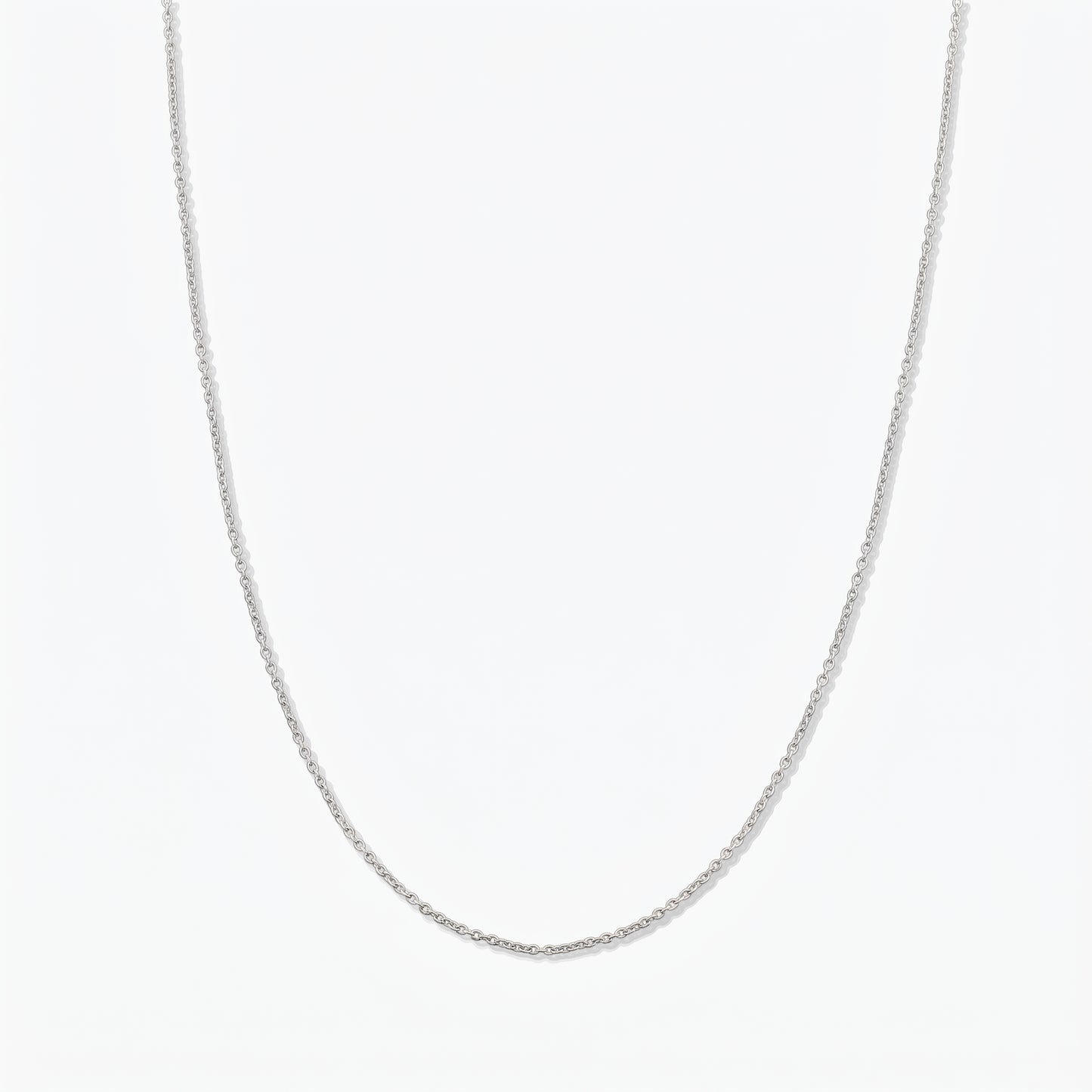 Collana a catena in argento sterling semplice fotografata su sfondo bianco.