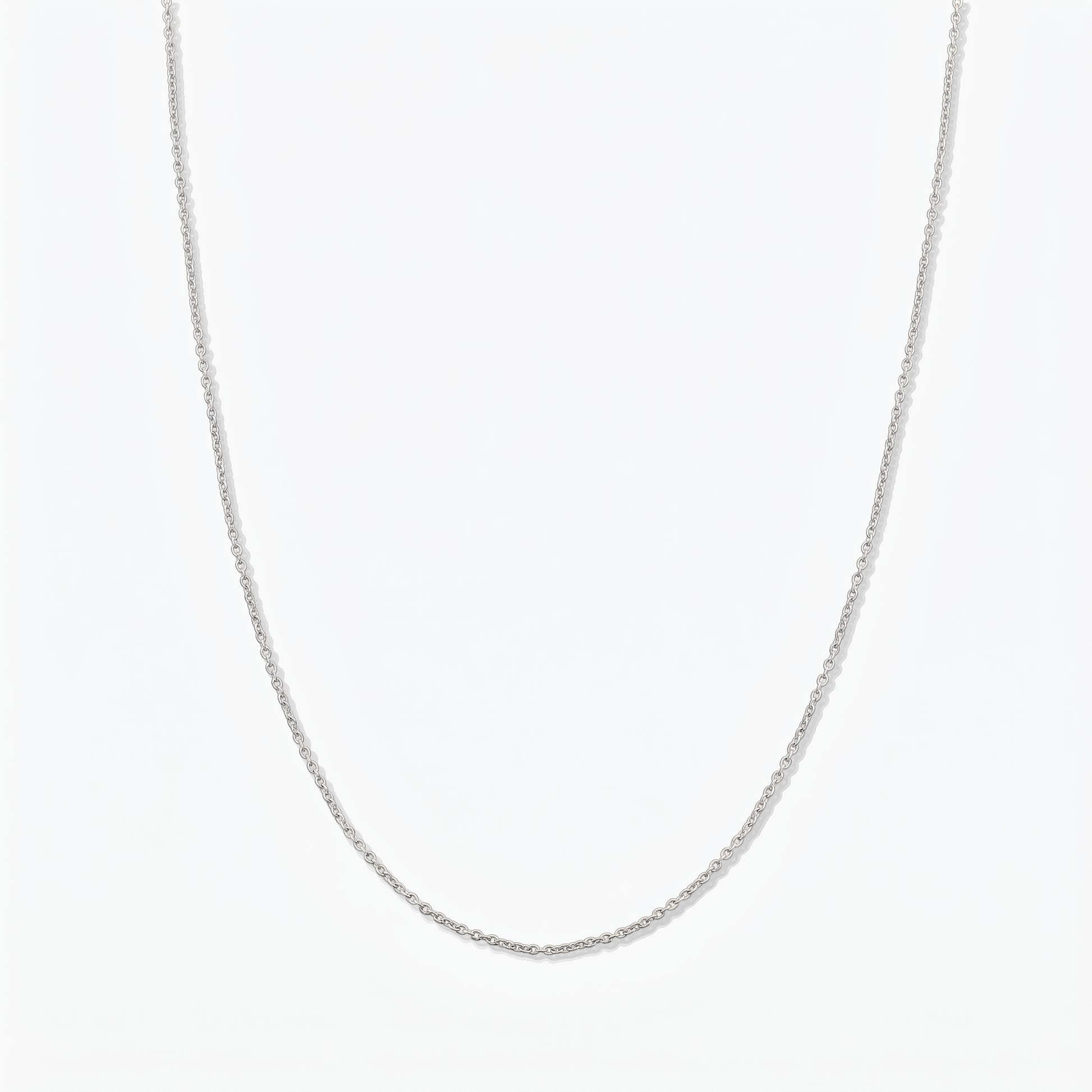 Collana a catena in argento sterling semplice fotografata su sfondo bianco.