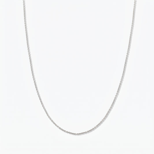 Collana a catena in argento sterling semplice fotografata su sfondo bianco.