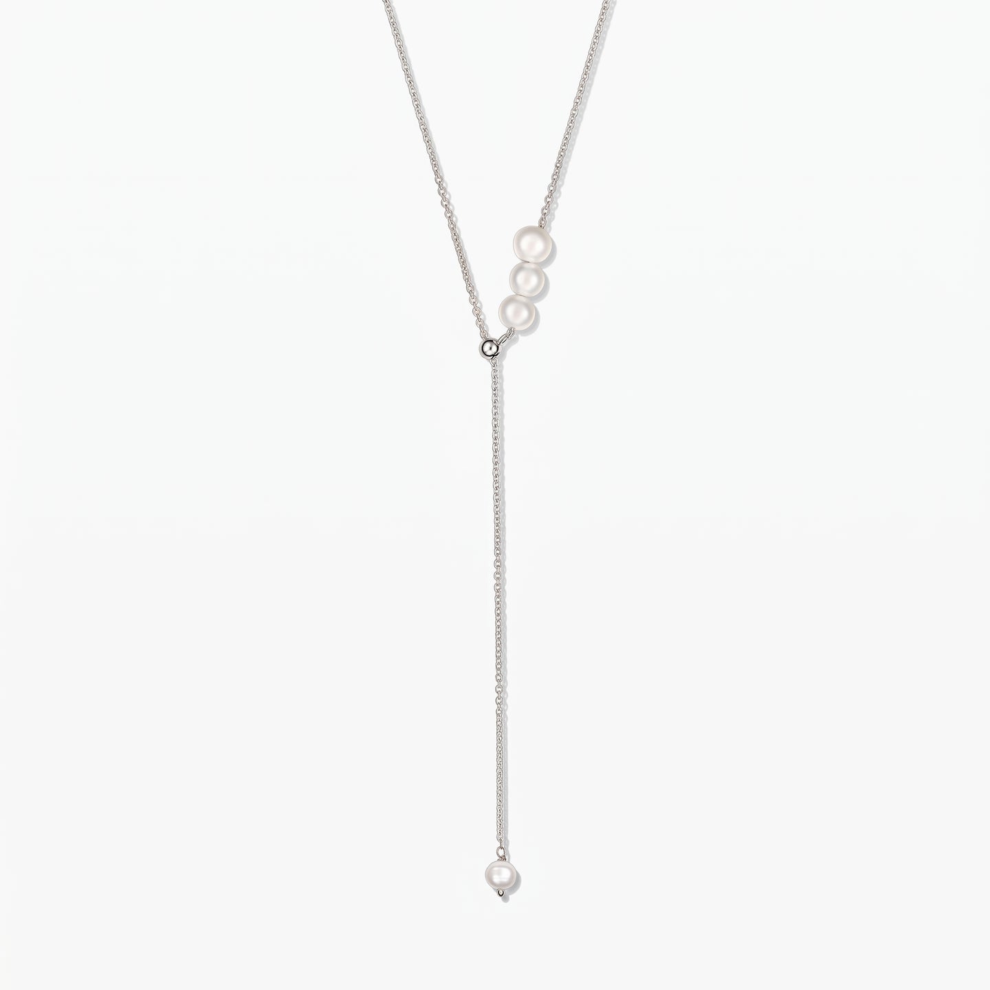 Collana lariat regolabile in argento sterling con perle coltivate bianche, centrata su sfondo bianco.