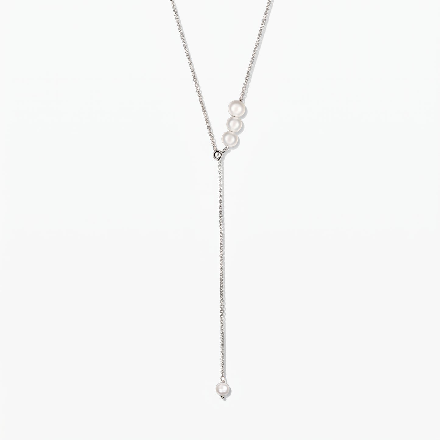 Collana lariat regolabile in argento sterling con perle coltivate bianche, centrata su sfondo bianco.