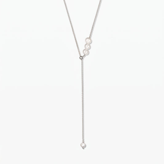 Collana lariat regolabile in argento sterling con perle coltivate bianche, centrata su sfondo bianco.