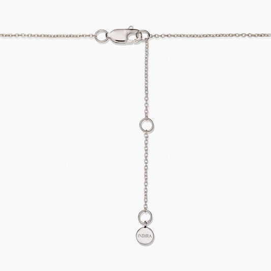 Primo piano della chiusura di una collana in argento sterling con catena di prolunga e piccola targhetta rotonda INDIRA su sfondo bianco.