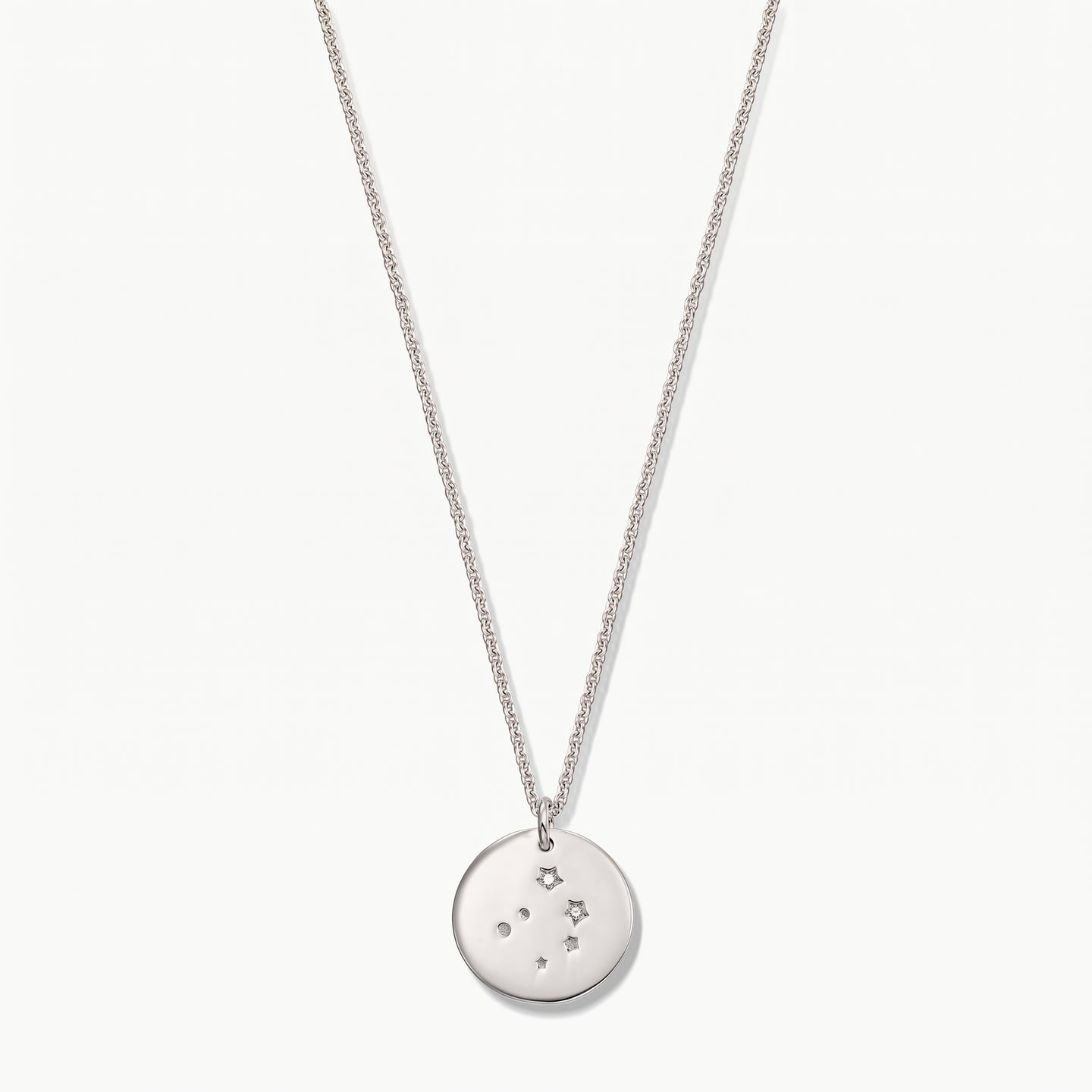 Collana in argento sterling con pendente a medaglia zodiacale Bilancia, con accenti di zaffiro bianco su una catena delicata, fotografata su sfondo bianco.