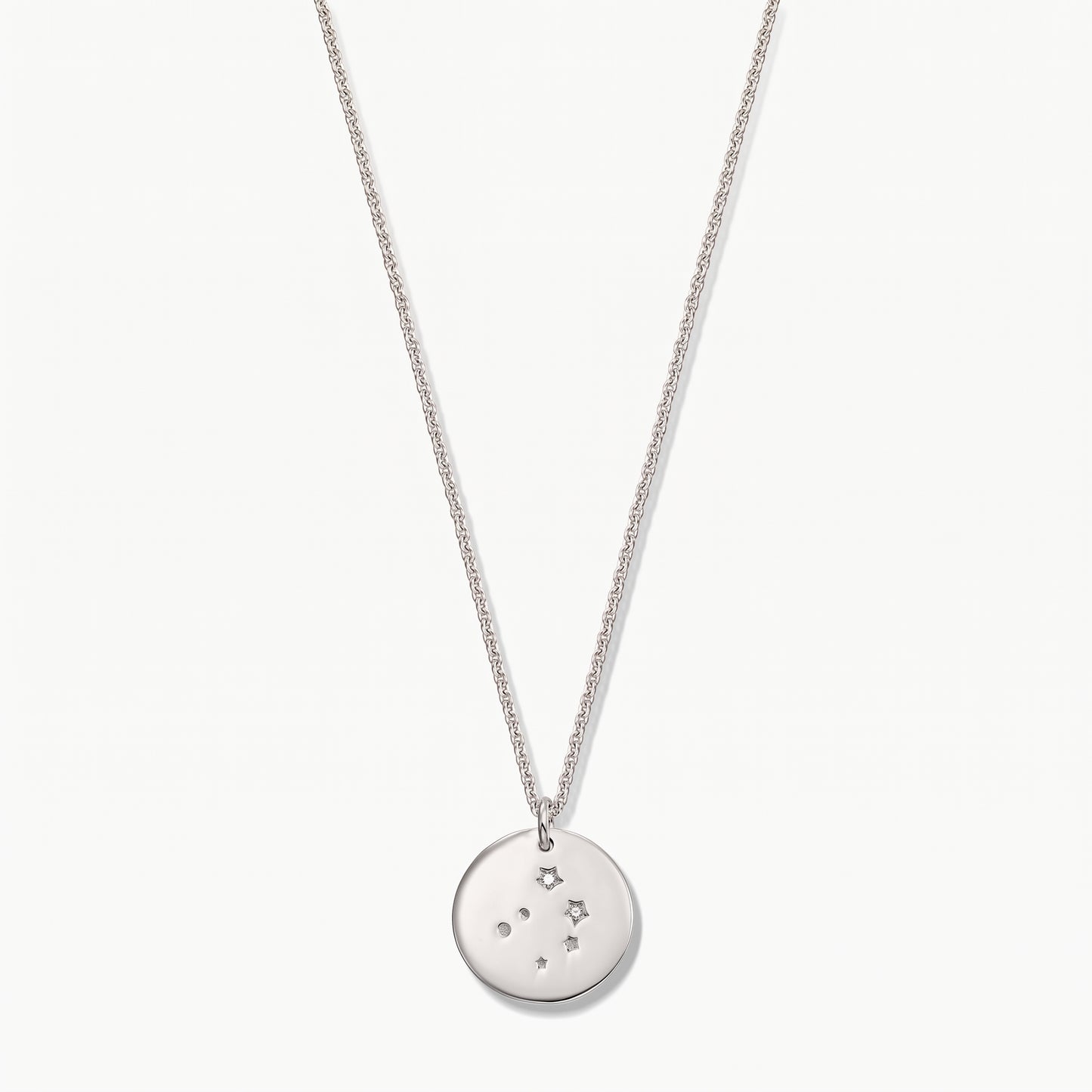 Collana in argento sterling con pendente a medaglia zodiacale Bilancia, con accenti di zaffiro bianco su una catena delicata, fotografata su sfondo bianco.