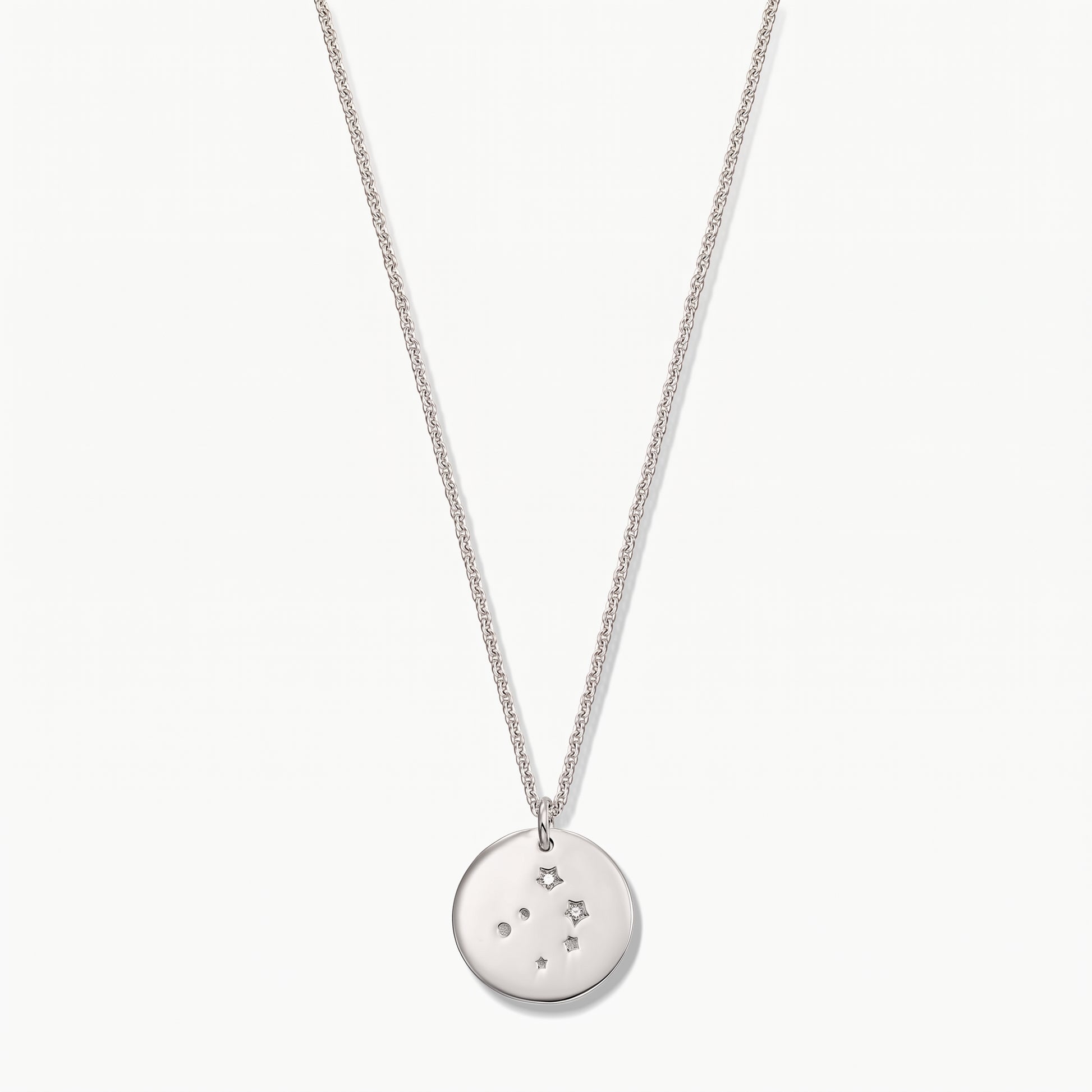 Collana in argento sterling con pendente a medaglia zodiacale Bilancia, con accenti di zaffiro bianco su una catena delicata, fotografata su sfondo bianco.