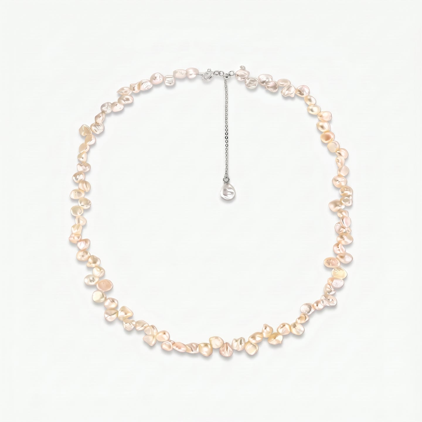 Collana Brielle in argento sterling con perle keshi d'acqua dolce rosa e catena di prolunga regolabile, su sfondo bianco.
