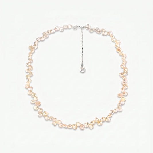 Collana Brielle in argento sterling con perle keshi d'acqua dolce rosa e catena di prolunga regolabile, su sfondo bianco.