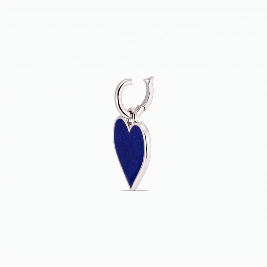 Ciondolo a cuore in argento con intarsio blu profondo su piccolo anello, isolato su sfondo bianco.