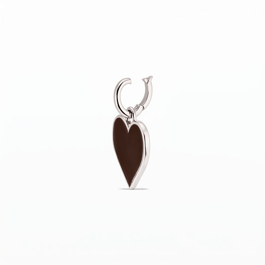 Pendente a cuore in argento 925 placcato rodio con centro smaltato marrone su sfondo bianco.