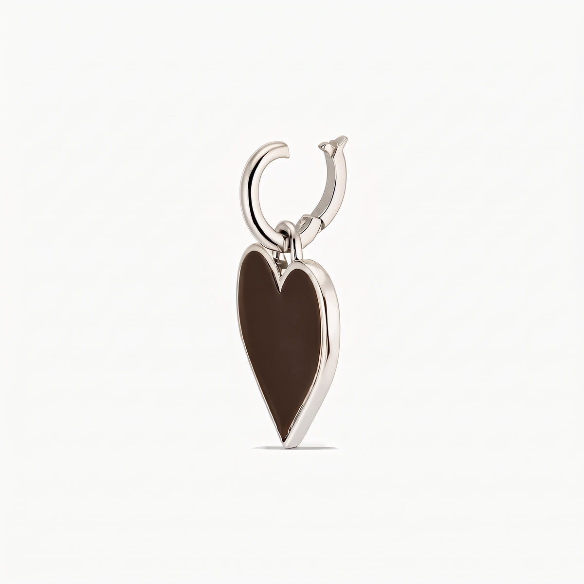 Ciondolo a forma di cuore in argento sterling placcato rodio con centro lucido marrone e anello a cerchio, isolato su sfondo bianco.