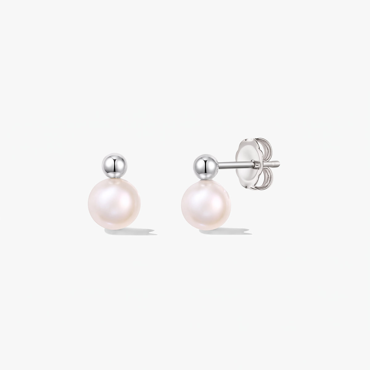 Paio di orecchini a perno in argento sterling Avery con perle coltivate rotonde e chiusure a farfalla su sfondo bianco.