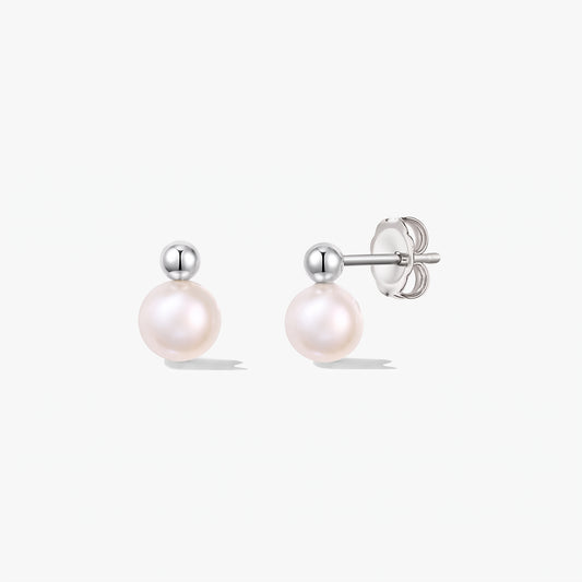 Paio di orecchini a perno in argento sterling Avery con perle coltivate rotonde e chiusure a farfalla su sfondo bianco.