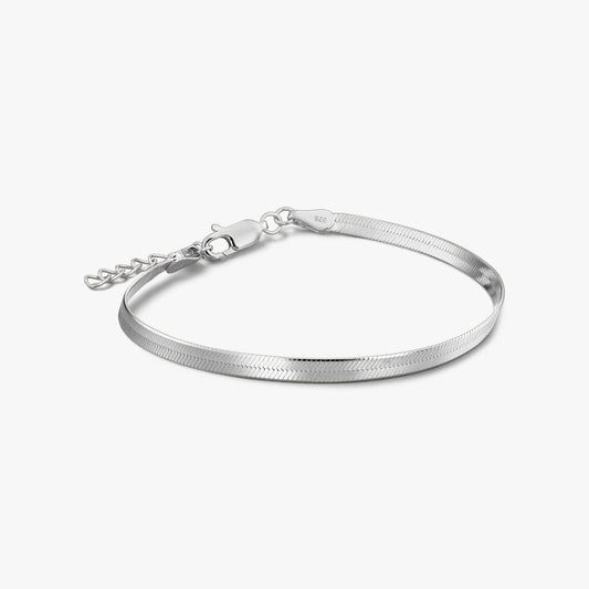 Bracciale in argento a spiga con prolunga regolabile e chiusura a moschettone su sfondo bianco.