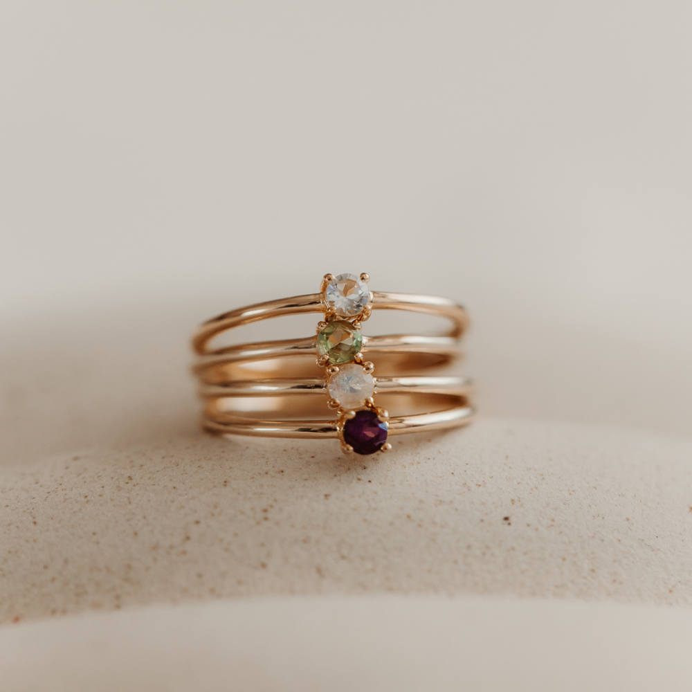 Anello in argento Birthstone Golden Luglio - Rubino - Indira